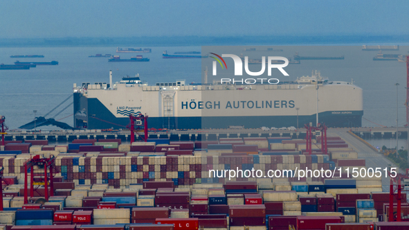 HOEGH AURORA, the world's largest and most environmentally friendly vehicle carrier, docks at Taicang Port Area to load vehicles on its maid...