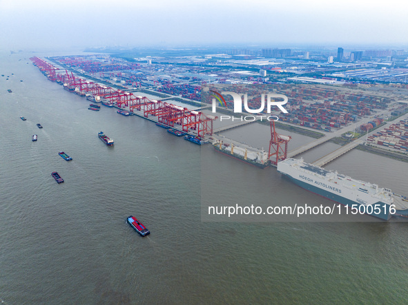 HOEGH AURORA, the world's largest and most environmentally friendly vehicle carrier, docks at Taicang Port Area to load vehicles on its maid...