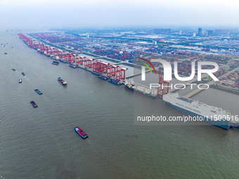 HOEGH AURORA, the world's largest and most environmentally friendly vehicle carrier, docks at Taicang Port Area to load vehicles on its maid...