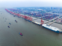 HOEGH AURORA, the world's largest and most environmentally friendly vehicle carrier, docks at Taicang Port Area to load vehicles on its maid...