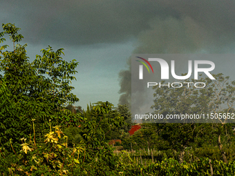 A fire breaks out at dawn on Saturday, August 24, in a food company in Pozzuoli, in the province of Naples. The blaze, still ongoing at arou...