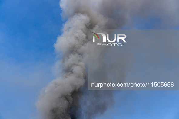 A fire breaks out at dawn on Saturday, August 24, in a food company in Pozzuoli, in the province of Naples. The blaze, still ongoing at arou...