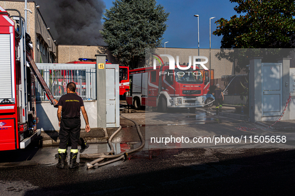 A fire breaks out at dawn on Saturday, August 24, in a food company in Pozzuoli, in the province of Naples. The blaze, still ongoing at arou...