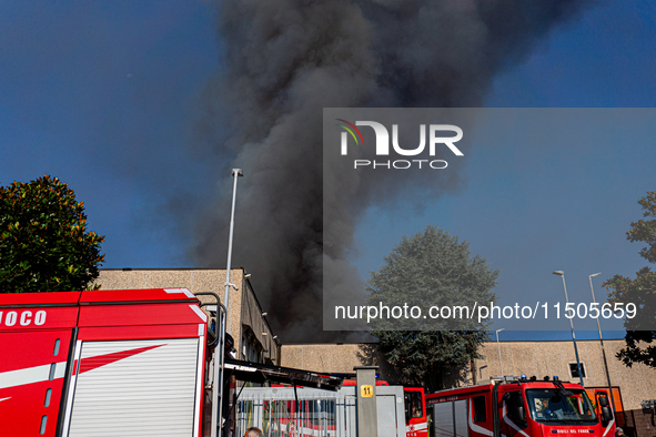 A fire breaks out at dawn on Saturday, August 24, in a food company in Pozzuoli, in the province of Naples. The blaze, still ongoing at arou...