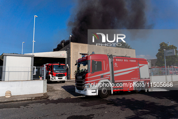 A fire breaks out at dawn on Saturday, August 24, in a food company in Pozzuoli, in the province of Naples. The blaze, still ongoing at arou...