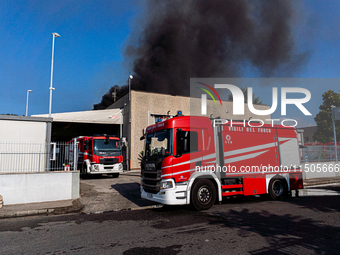 A fire breaks out at dawn on Saturday, August 24, in a food company in Pozzuoli, in the province of Naples. The blaze, still ongoing at arou...