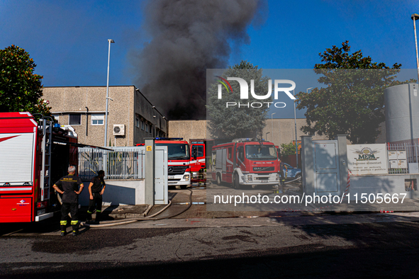 A fire breaks out at dawn on Saturday, August 24, in a food company in Pozzuoli, in the province of Naples. The blaze, still ongoing at arou...