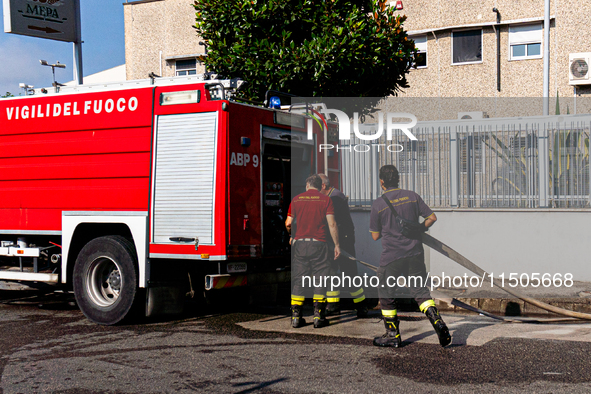 A fire breaks out at dawn on Saturday, August 24, in a food company in Pozzuoli, in the province of Naples. The blaze, still ongoing at arou...