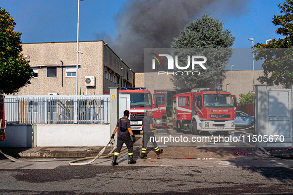 A fire breaks out at dawn on Saturday, August 24, in a food company in Pozzuoli, in the province of Naples. The blaze, still ongoing at arou...