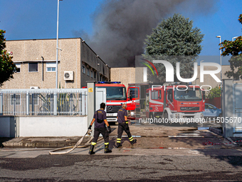 A fire breaks out at dawn on Saturday, August 24, in a food company in Pozzuoli, in the province of Naples. The blaze, still ongoing at arou...