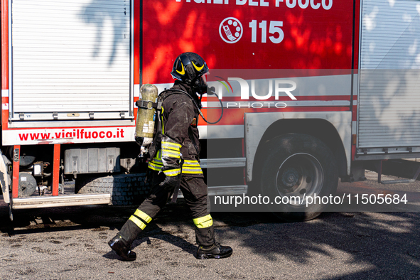 A fire breaks out at dawn on Saturday, August 24, in a food company in Pozzuoli, in the province of Naples. The blaze, still ongoing at arou...