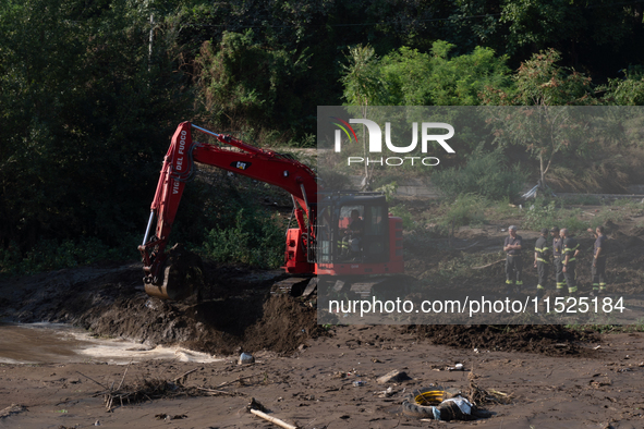 The search for the two missing people in San Felice a Cancello, in the Caserta area, continues unabated. Mother and son are swept away by th...