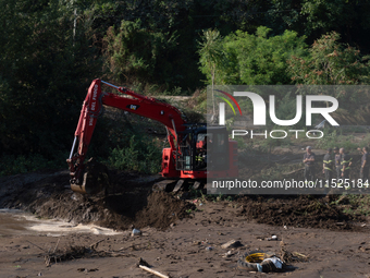 The search for the two missing people in San Felice a Cancello, in the Caserta area, continues unabated. Mother and son are swept away by th...