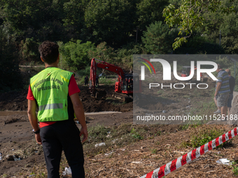 The search for the two missing people in San Felice a Cancello, in the Caserta area, continues unabated. Mother and son are swept away by th...