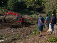 The search for the two missing people in San Felice a Cancello, in the Caserta area, continues unabated. Mother and son are swept away by th...