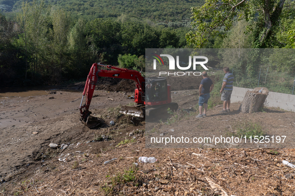 The search for the two missing people in San Felice a Cancello, in the Caserta area, continues unabated. Mother and son are swept away by th...