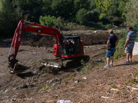 The search for the two missing people in San Felice a Cancello, in the Caserta area, continues unabated. Mother and son are swept away by th...