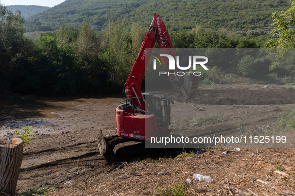 The search for the two missing people in San Felice a Cancello, in the Caserta area, continues unabated. Mother and son are swept away by th...