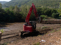 The search for the two missing people in San Felice a Cancello, in the Caserta area, continues unabated. Mother and son are swept away by th...