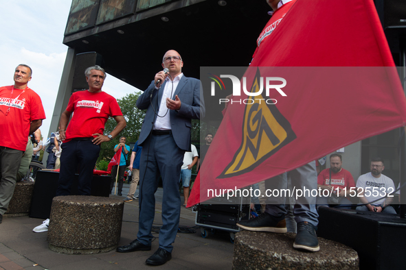 Soren Link, the mayor of Duisburg, shows support to steel workers in front of the gate of the Thyssenkrupp industrial area in Duisburg, Germ...