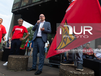 Soren Link, the mayor of Duisburg, shows support to steel workers in front of the gate of the Thyssenkrupp industrial area in Duisburg, Germ...