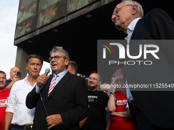 Sigmar Gabriel, the head of the supervisory board, speaks to the steelworkers after the press conference as a thousand steelworkers stand in...