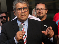 Sigmar Gabriel, the head of the supervisory board, speaks to the steelworkers after the press conference as a thousand steelworkers stand in...