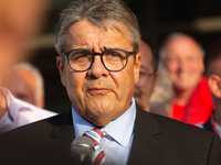 Sigmar Gabriel, the head of the supervisory board, speaks to the steelworkers after the press conference as a thousand steelworkers stand in...