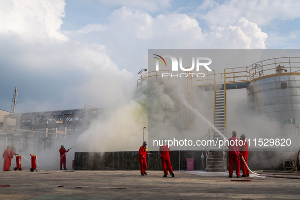 Enterprise personnel cool down and put out a fire on a methanol storage tank at the site of a hazardous chemical production safety accident...