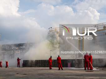 Enterprise personnel cool down and put out a fire on a methanol storage tank at the site of a hazardous chemical production safety accident...