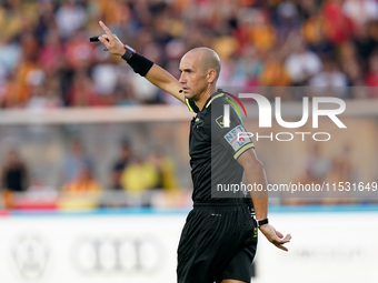 Referee Michael Fabbri officiates the Serie A match between Lecce and Cagliari in Lecce, Italy, on August 31, 2024. (