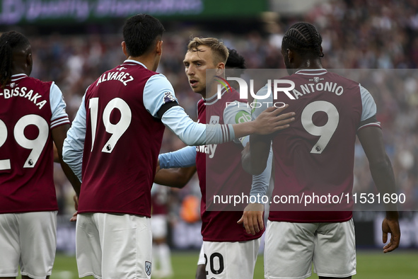 Jarrod Bowen of West Ham United celebrates his goal during the Premier League match between West Ham United and Manchester City at the Londo...