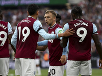 Jarrod Bowen of West Ham United celebrates his goal during the Premier League match between West Ham United and Manchester City at the Londo...