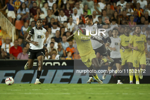 Villarreal's Thierno Mamadou Barry (L) and Hugo Duro of Valencia CF (R) during the La Liga match between Valencia CF and Villarreal CF at Me...