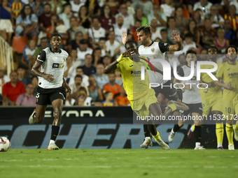 Villarreal's Thierno Mamadou Barry (L) and Hugo Duro of Valencia CF (R) during the La Liga match between Valencia CF and Villarreal CF at Me...