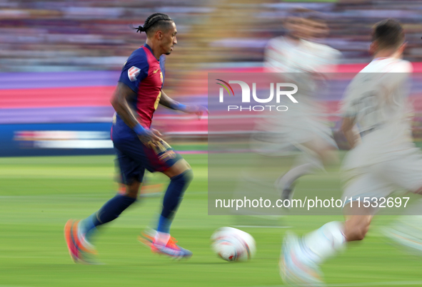 Raphinha Dias plays during the match between FC Barcelona and Real Valladolid CF, corresponding to week 4 of LaLiga EA Sports, at the Lluis...