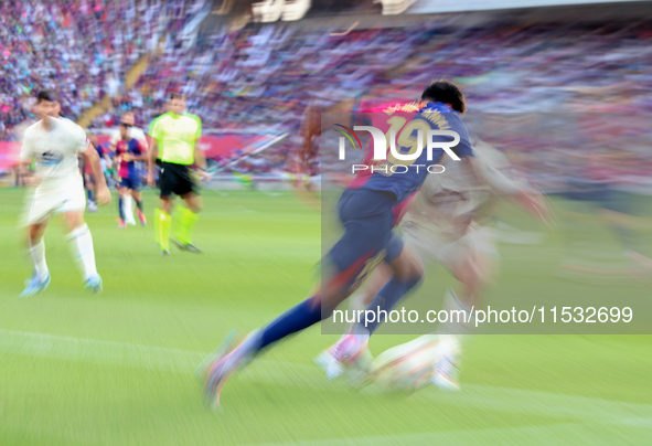 Lamine Yamal plays during the match between FC Barcelona and Real Valladolid CF, corresponding to week 4 of LaLiga EA Sports, at the Lluis C...