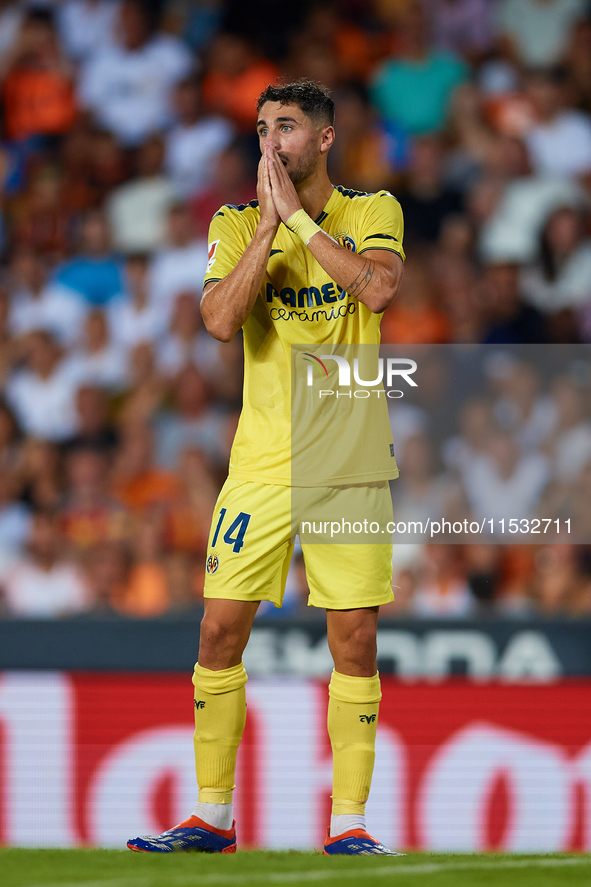 Santi Comesana Veiga of Villarreal CF reacts during the LaLiga EA Sports match between Valencia CF and Villarreal CF at Mestalla stadium in...