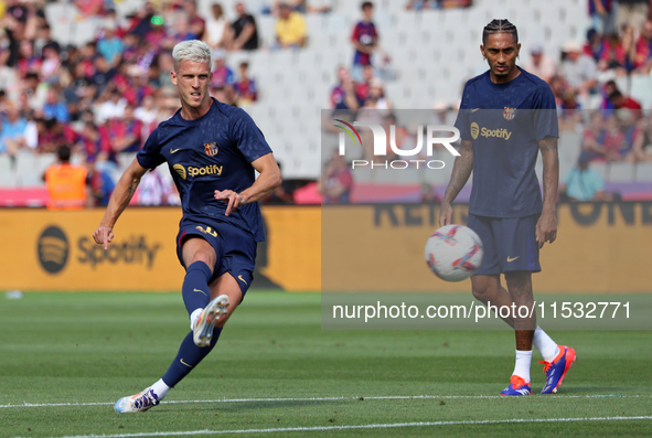 Dani Olmo plays during the match between FC Barcelona and Real Valladolid CF, corresponding to week 4 of LaLiga EA Sports, at the Lluis Comp...