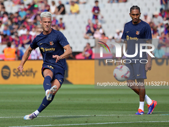 Dani Olmo plays during the match between FC Barcelona and Real Valladolid CF, corresponding to week 4 of LaLiga EA Sports, at the Lluis Comp...