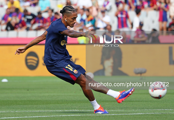 Raphinha Dias plays during the match between FC Barcelona and Real Valladolid CF, corresponding to week 4 of LaLiga EA Sports, at the Lluis...