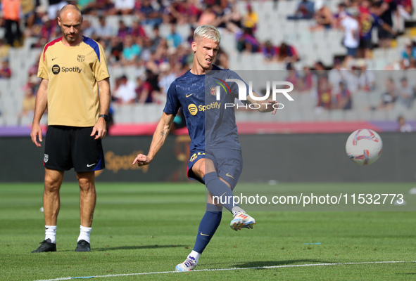 Dani Olmo plays during the match between FC Barcelona and Real Valladolid CF, corresponding to week 4 of LaLiga EA Sports, at the Lluis Comp...