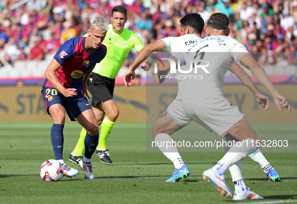 Dani Olmo plays during the match between FC Barcelona and Real Valladolid CF, corresponding to week 4 of LaLiga EA Sports, at the Lluis Comp...