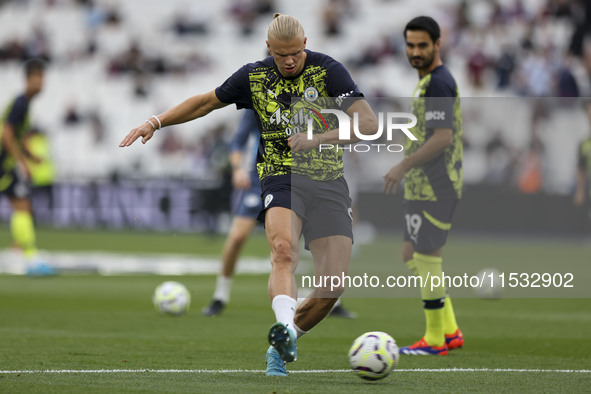 Erling Haaland of Manchester City shoots in the warm-up during the Premier League match between West Ham United and Manchester City at the L...