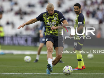 Erling Haaland of Manchester City shoots in the warm-up during the Premier League match between West Ham United and Manchester City at the L...