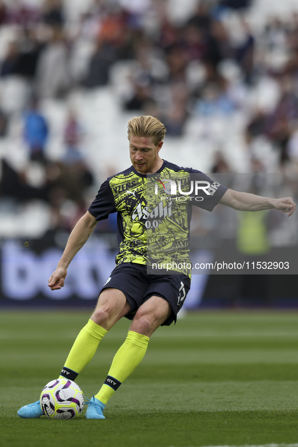 Kevin De Bruyne of Manchester City shoots in the warm-up during the Premier League match between West Ham United and Manchester City at the...