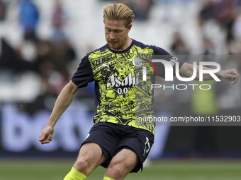 Kevin De Bruyne of Manchester City shoots in the warm-up during the Premier League match between West Ham United and Manchester City at the...