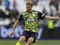 Kevin De Bruyne of Manchester City shoots in the warm-up during the Premier League match between West Ham United and Manchester City at the...