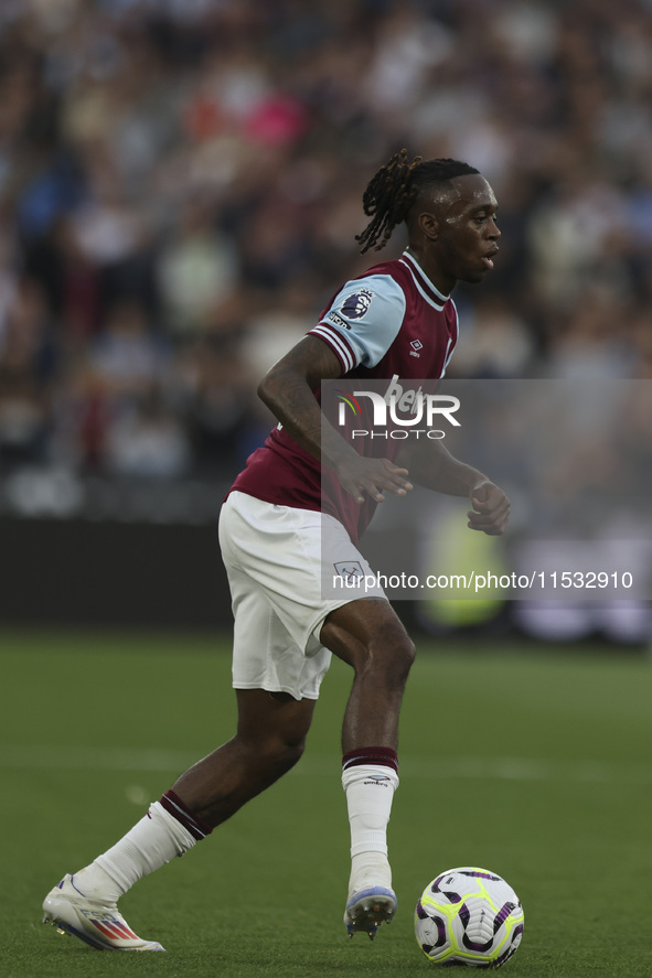 Aaron Wan-Bissaka of West Ham United on the ball during the Premier League match between West Ham United and Manchester City at the London S...