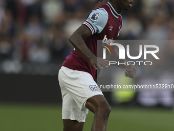 Aaron Wan-Bissaka of West Ham United on the ball during the Premier League match between West Ham United and Manchester City at the London S...